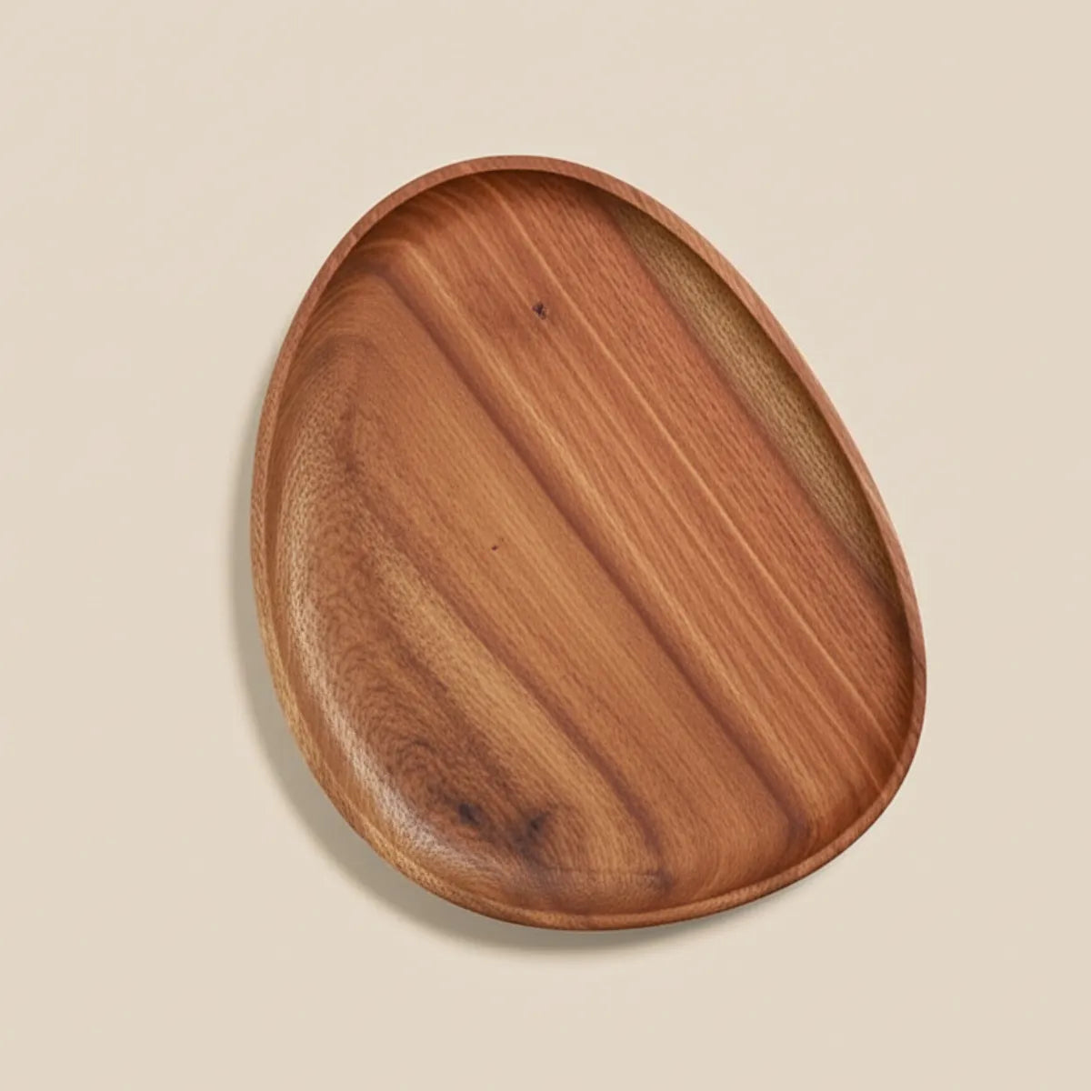 bandeja-decorativa-organica-de-madeira-macica-oval-modernize-foto-aerea-bandeja-em-ambiente-claro-fundo-bege