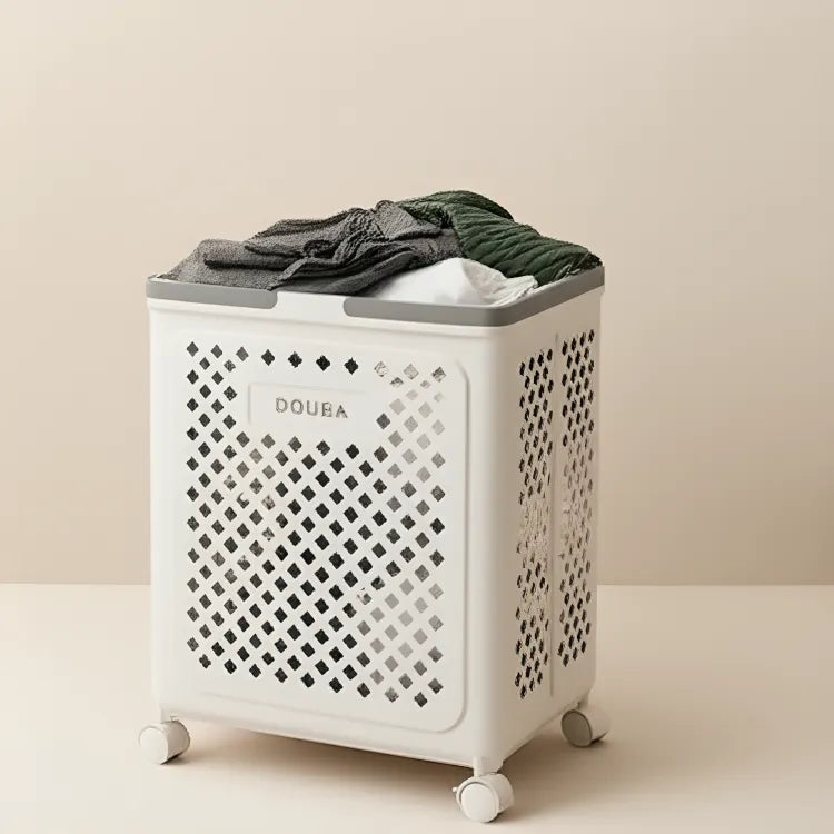 cesto-de-roupa-suja-dobravel-com-rodas-douba-branco-modernize-foto-cesto-de-roupa-suja-branco-com-roupas-em-fundo-bege