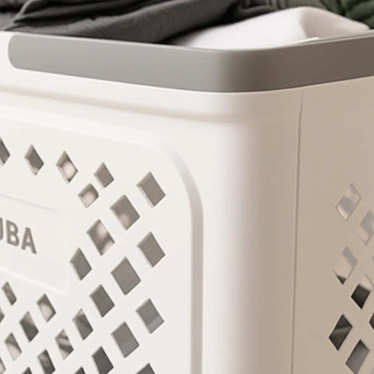 cesto-de-roupa-suja-dobravel-com-rodas-douba-branco-modernize-foto-zoom-cesto-de-roupa-suja-branco-com-roupas-em-fundo-bege