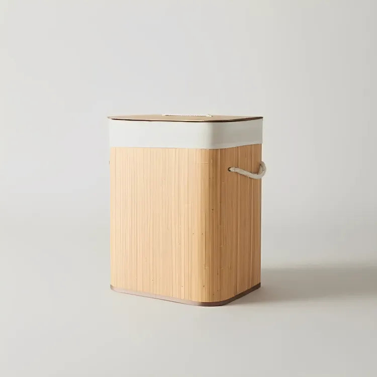 cesto-de-roupa-suja-grande-em-bambu-com-tampa-kontuz-modernize-foto-cesto-em-ambiente-bege-claro