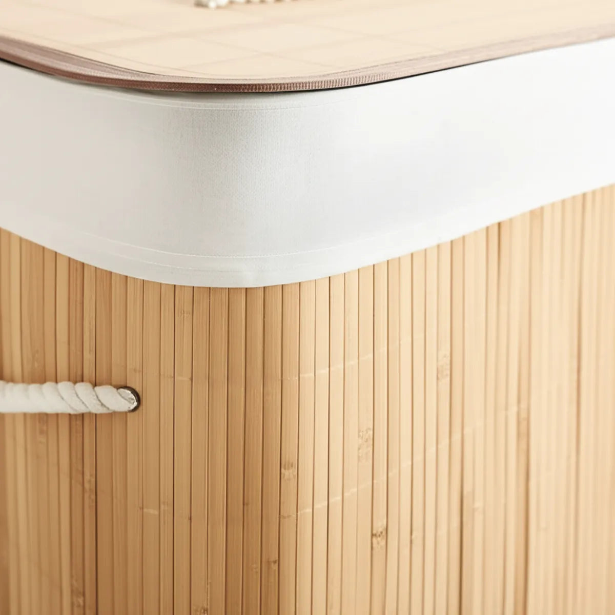 cesto-de-roupa-suja-grande-em-bambu-com-tampa-kontuz-modernize-foto-detalhe-cesto-em-ambiente-bege-claro-arejado