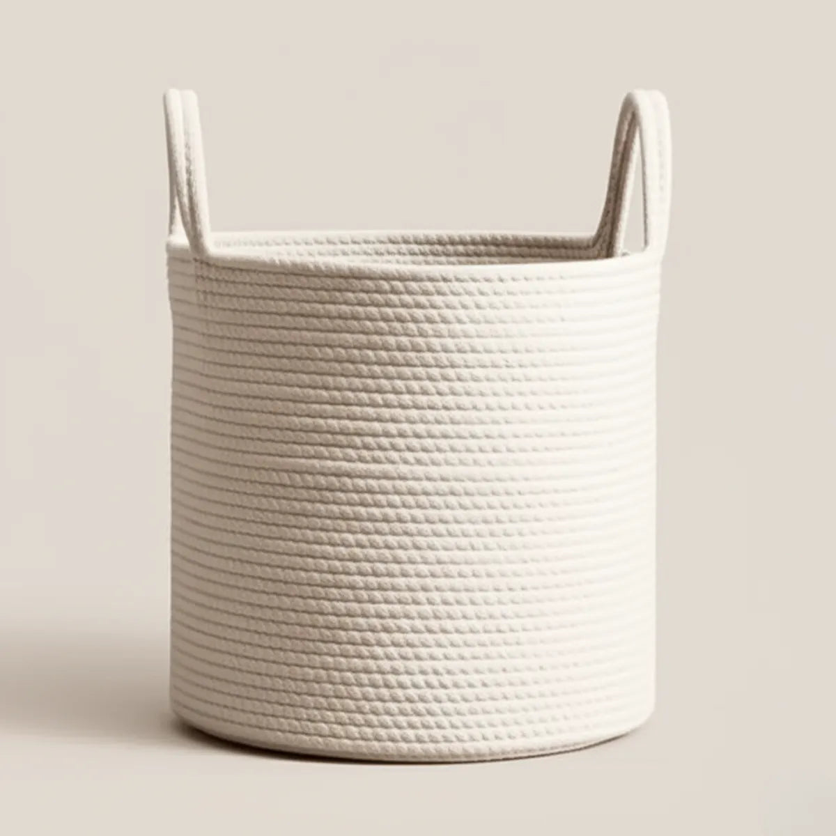 cesto-de-roupa-suja-grande-tecido-a-mao-branco-modernize-foto-cesto-em-ambiente-bege