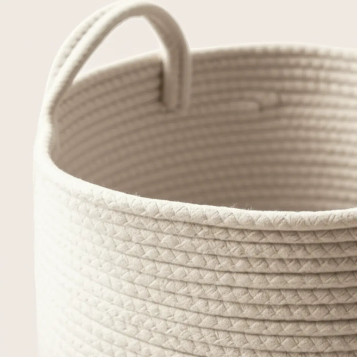 cesto-de-roupa-suja-grande-tecido-a-mao-branco-modernize-foto-detalhe-cesto-em-ambiente-bege