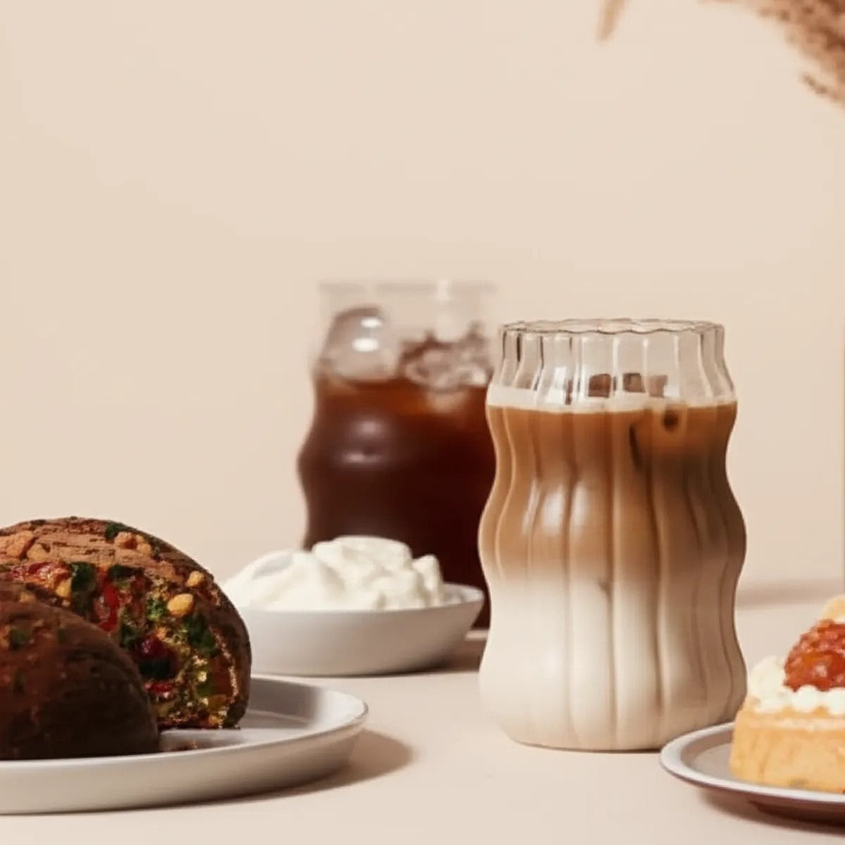 copo-de-vidro-canelado-ondulado-modernize-foto-copos-mesa-com-alimentos-ambiente-bege