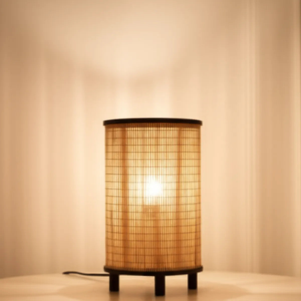 cupula-luminaria-abajur-de-mesa-de-madeira-modernize-foto-cupula-de-lampada-fundo-bege-iluminado