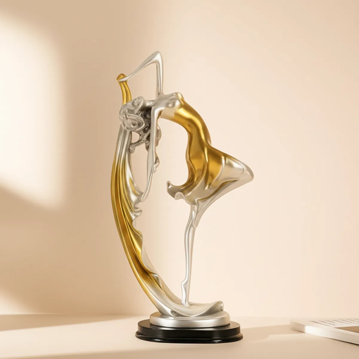 escultura-decorativa-bailarina-dourada-modernize-foto-estatua-em-ambiente-claro-fundo-bege