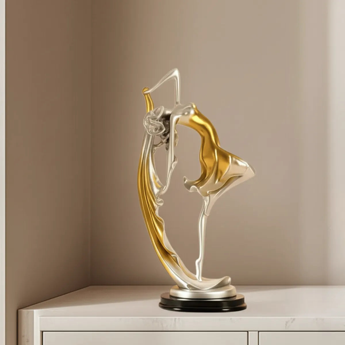 escultura-decorativa-bailarina-dourada-modernize-foto-estatua-sobre-armario-em-ambiente-claro-bege