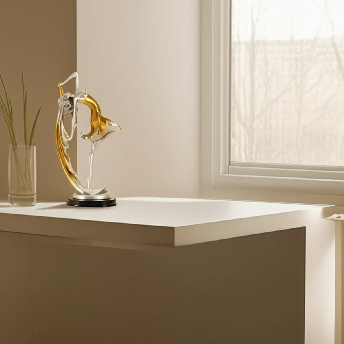 escultura-decorativa-bailarina-dourada-modernize-foto-estatua-sobre-balcao-em-ambiente-claro-arejado-bege