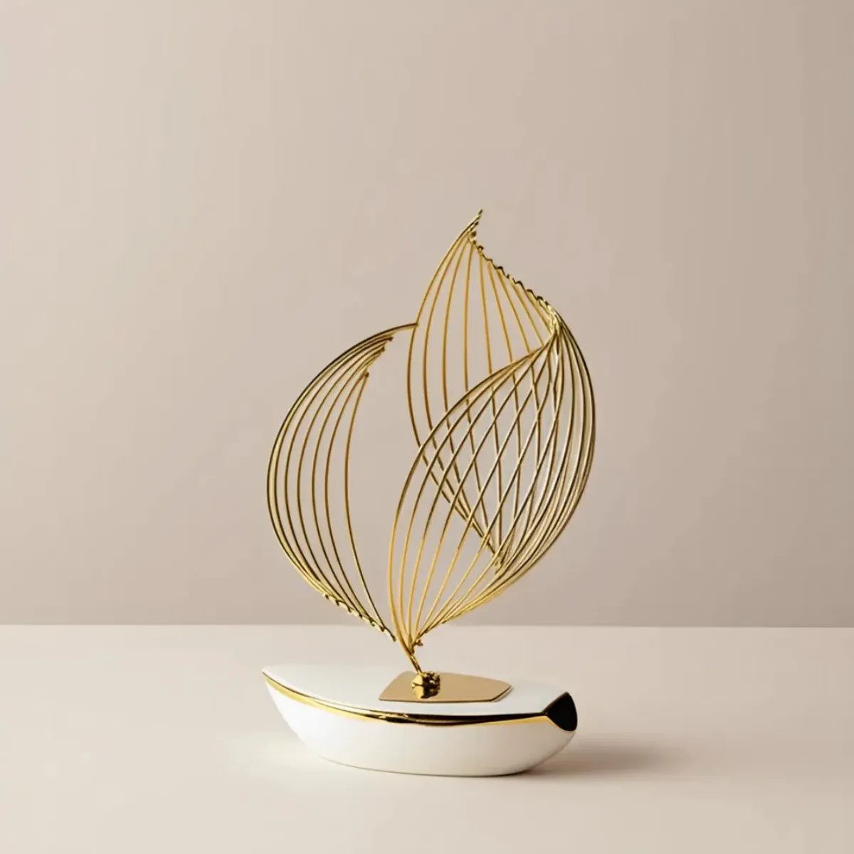 escultura-decorativa-barco-a-vela-branco-gold-modernize-foto-barco-em-ambiente-claro-fundo-bege