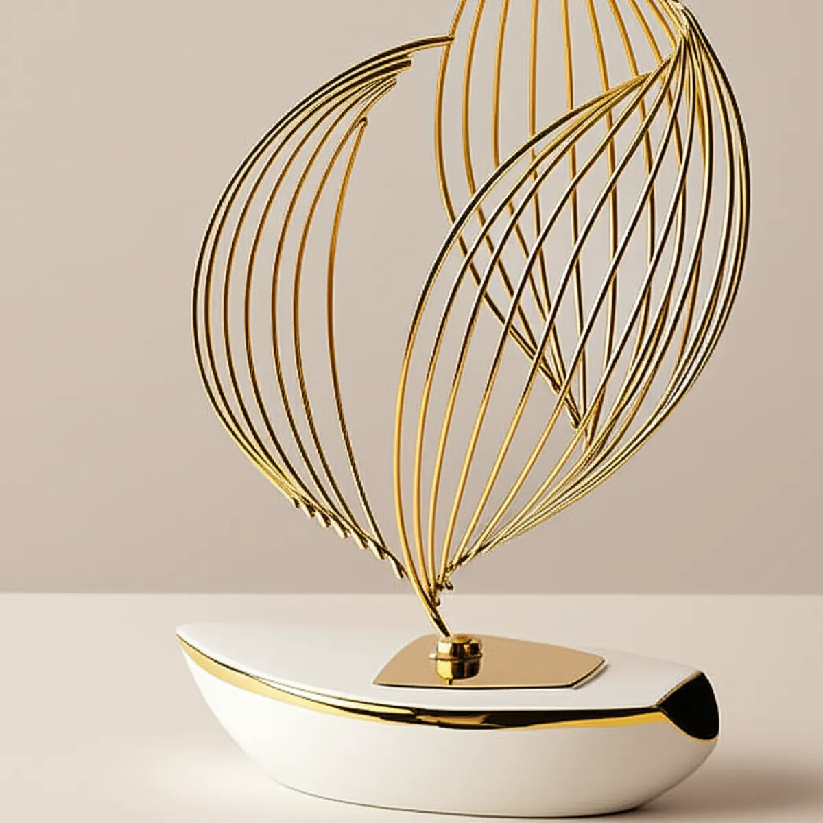 escultura-decorativa-barco-a-vela-branco-gold-modernize-foto-detalhe-barco-em-ambiente-claro-fundo-bege