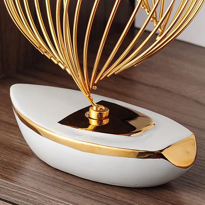 escultura-decorativa-barco-a-vela-branco-gold-modernize-foto-detalhe-barco-sobre-estante-em-ambiente-claro-moderno
