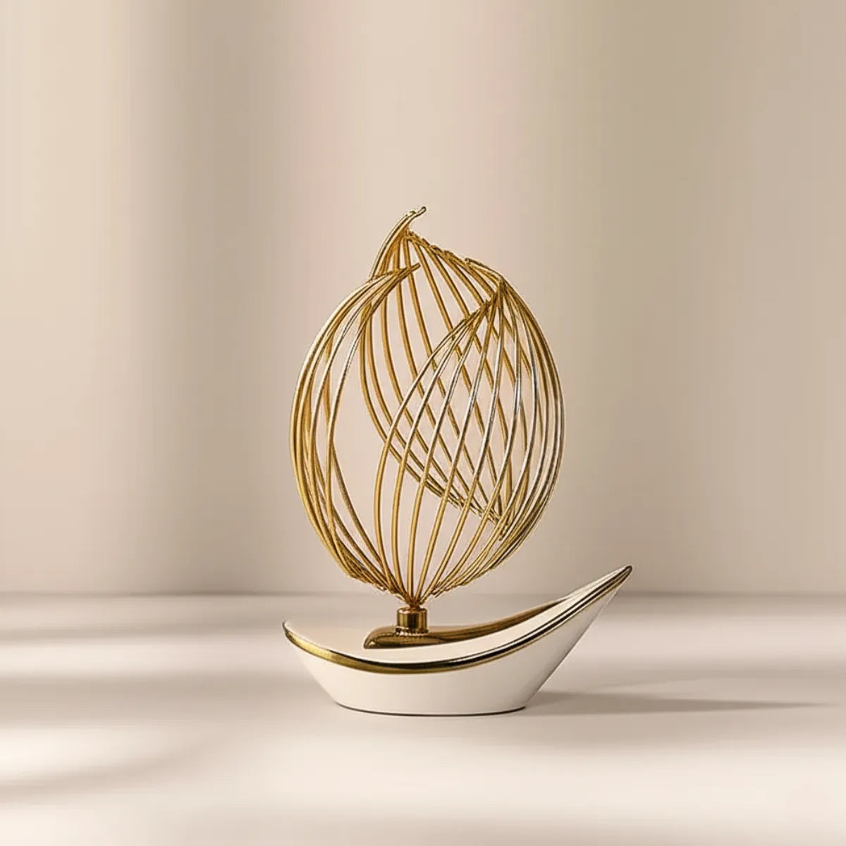escultura-decorativa-barco-a-vela-exclusive-branco-gold-modernize-foto-escultura-barco-a-vela-em-fundo-bege