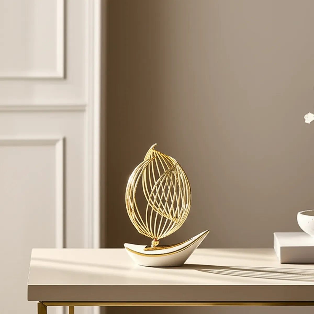 escultura-decorativa-barco-a-vela-exclusive-branco-gold-modernize-foto-distante-escultura-barco-a-vela-em-mesa-minimalista-moderna