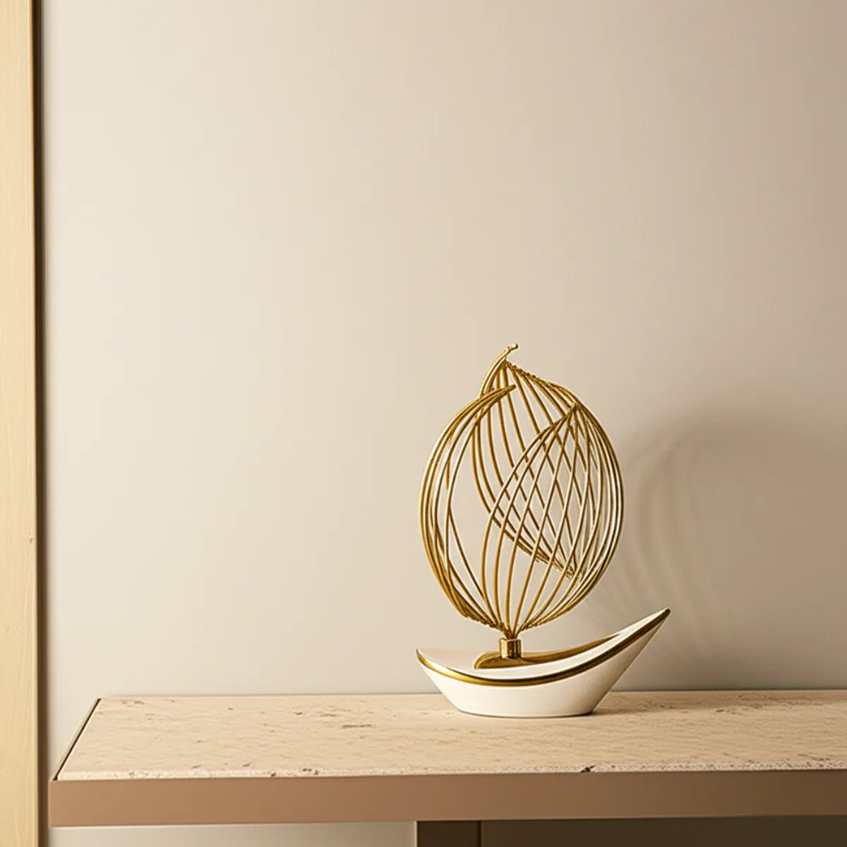escultura-decorativa-barco-a-vela-exclusive-branco-gold-modernize-foto-escultura-barco-a-vela-em-mesa-bege-parede-branca