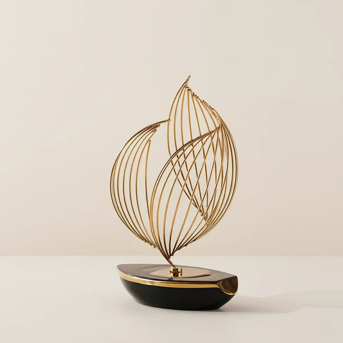 escultura-decorativa-barco-a-vela-preto-gold-modernize-foto-barco-em-ambiente-claro-fundo-bege