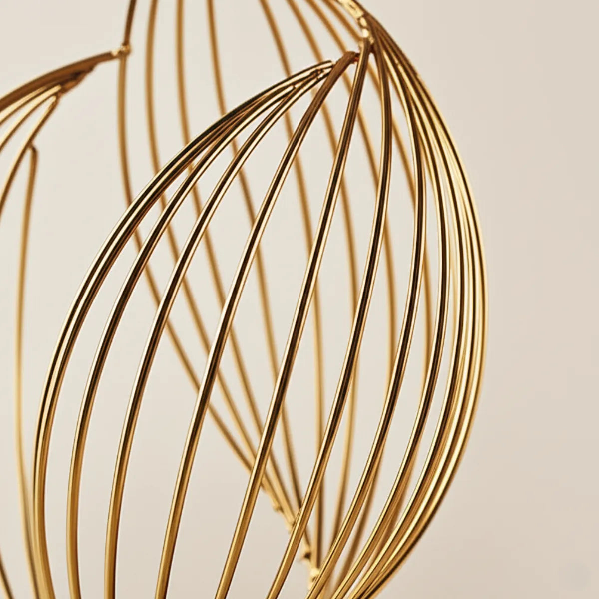 escultura-decorativa-barco-a-vela-preto-gold-modernize-foto-detalhe-vela-barco-em-ambiente-claro-fundo-bege