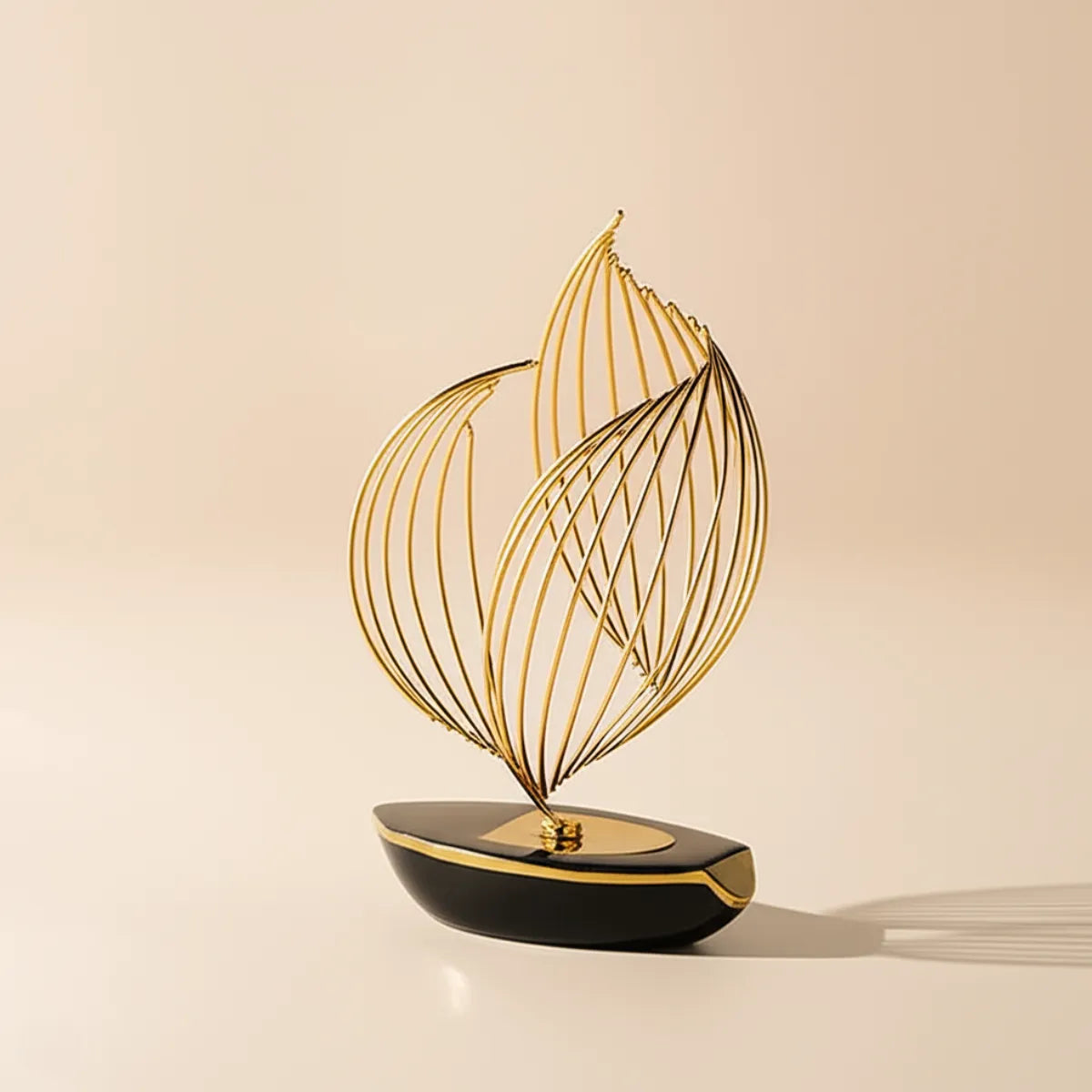 escultura-decorativa-barco-a-vela-preto-gold-modernize-foto-barco-em-ambiente-claro-fundo-bege-sombra