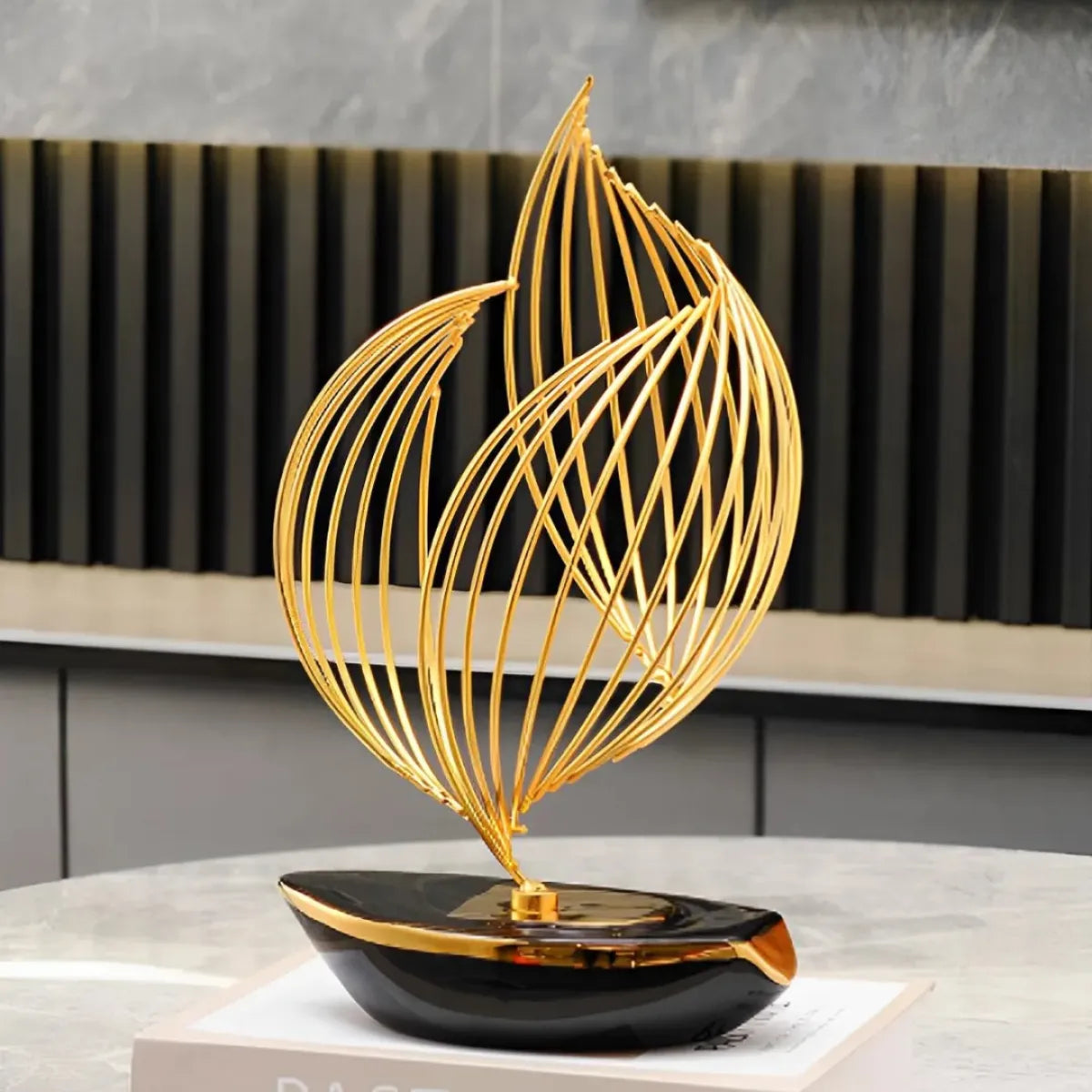 escultura-decorativa-barco-a-vela-preto-gold-modernize-foto-escultura-sobre-mesa-de-centro-ambiente-claro