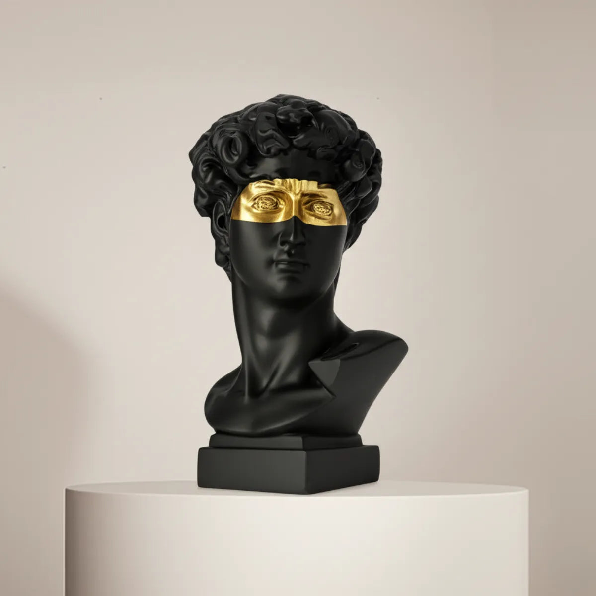 escultura-decorativa-busto-de-davi-preto-modernize-foto-frontal-escultura-de-davi-moderna-sobre-plataforma