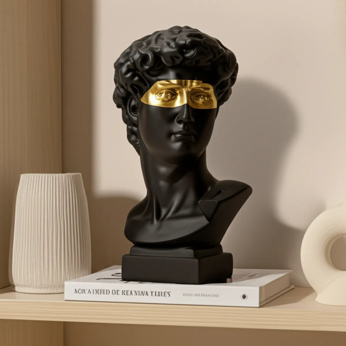 escultura-decorativa-busto-de-davi-preto-modernize-foto-frontal-escultura-de-davi-moderna-sobre-livro-em-mesa-de-madeira