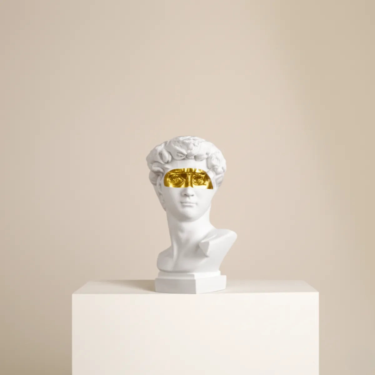 escultura-decorativa-busto-de-davi-branco-modernize-foto-frontal-escultura-de-davi-moderna-sobre-plataforma