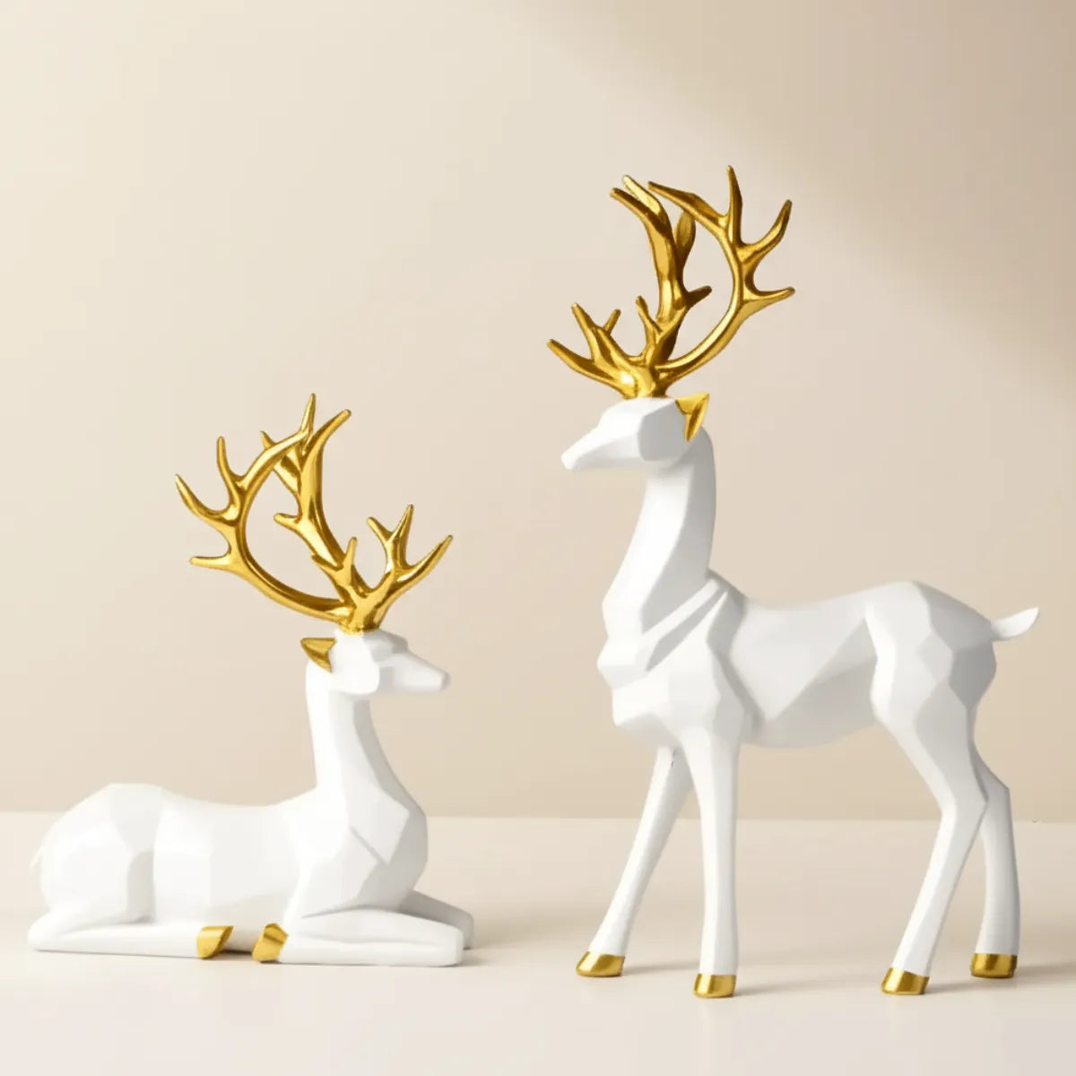 escultura-decorativa-casal-de-alce-branco-gold-modernize-foto-alces-em-fundo-bege-ambiente-claro