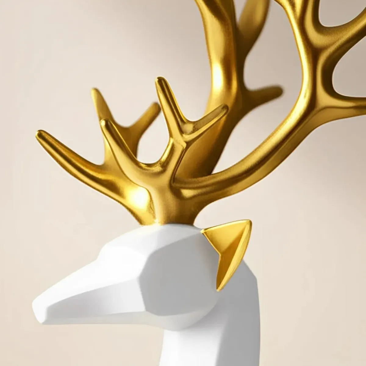 escultura-estatua-decorativa-casal-de-alce-branco-gold-modernize-foto-detalhe-alces-em-fundo-bege-ambiente-claro