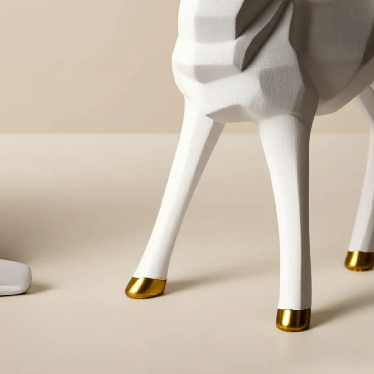 Escultura-decorativa-casal-de-alce-branco-gold-modernize-foto-detalhe-pes-alces-em-fundo-bege-ambiente-claro