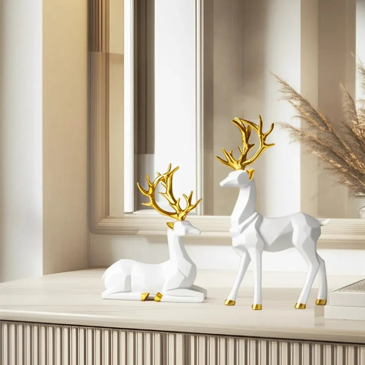 escultura-decorativa-casal-de-alce-branco-gold-modernize-foto-alces-em-balcao-ambiente-moderno-claro-arejado-tons-beges