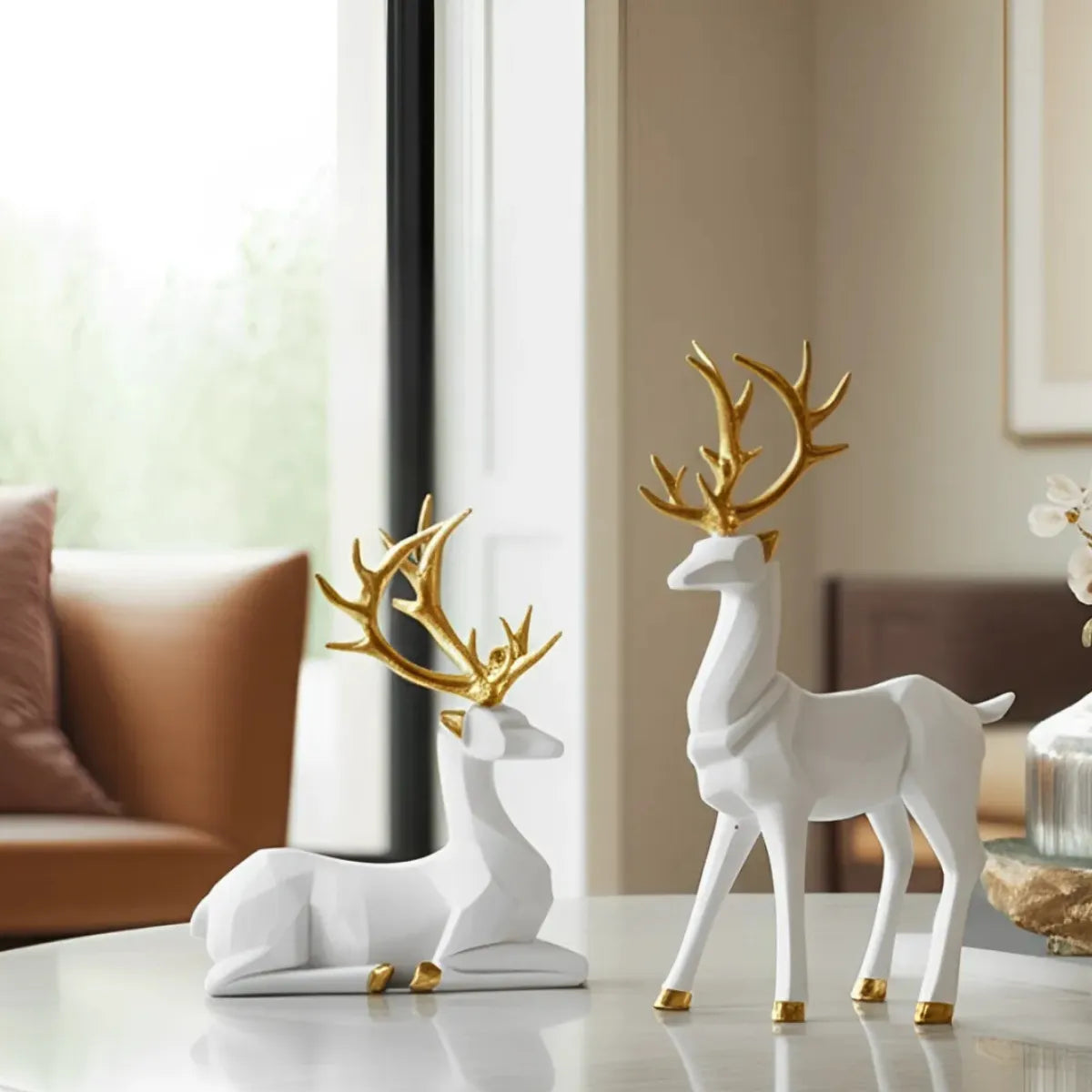 escultura-decorativa-casal-de-alce-branco-gold-modernize-foto-alces-em-mesa-de-centro-ambiente-moderno-claro-arejado