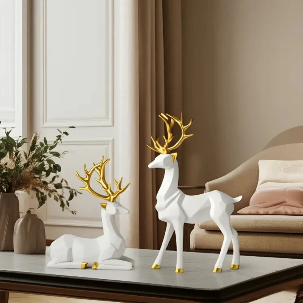 escultura-decorativa-casal-de-alce-branco-gold-modernize-foto-alces-em-mesa-de-centro-ambiente-moderno-claro
