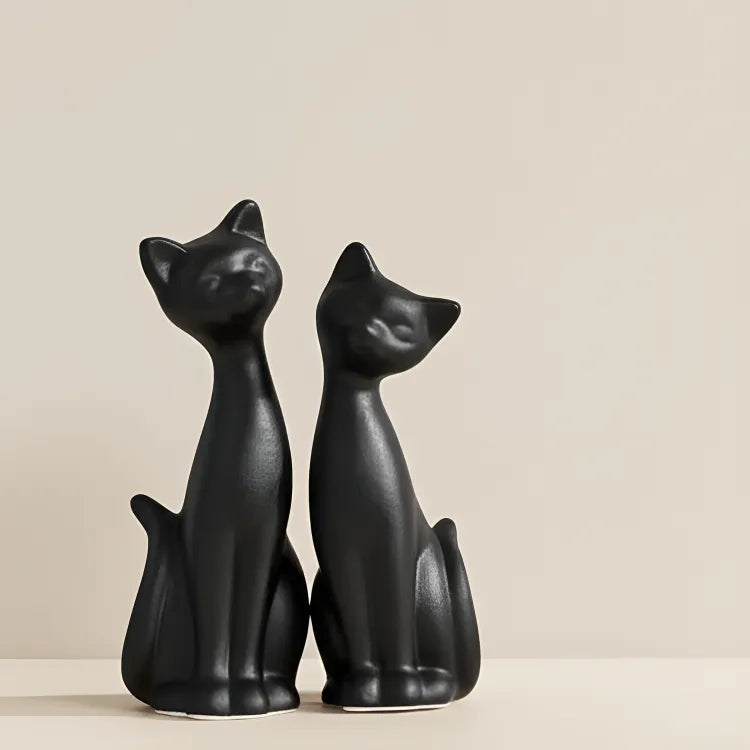escultura-decorativa-casal-de-gatos-modernize-foto-duas-estatuas-de-gatos-em-fundo-bege