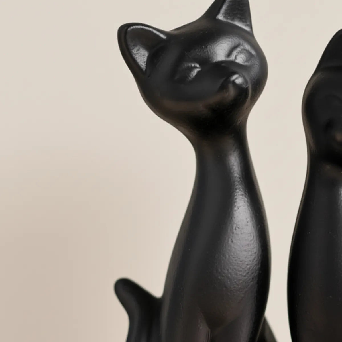 escultura-decorativa-casal-de-gatos-modernize-foto-zoom-duas-estatuas-de-gatos-em-fundo-bege