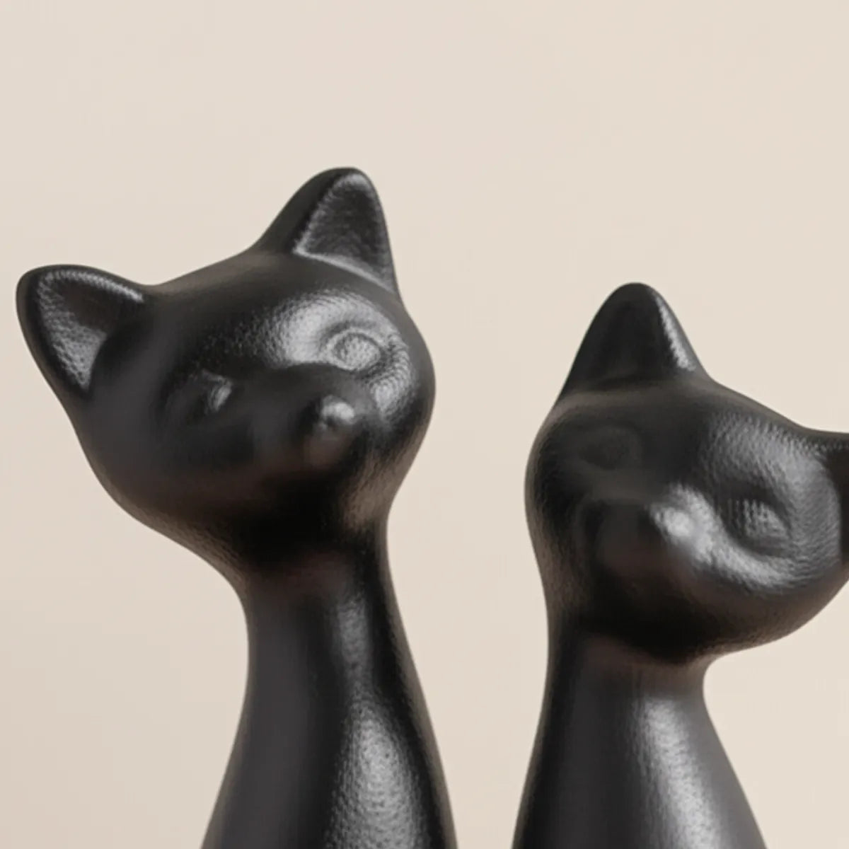 escultura-decorativa-casal-de-gatos-modernize-foto-detalhe-duas-estatuas-de-gatos-em-fundo-bege