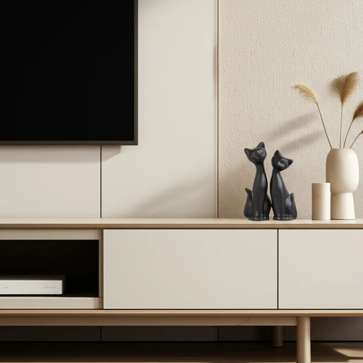 escultura-decorativa-casal-de-gatos-modernize-foto-duas-estatuas-de-gatos-em-rack-de-tv