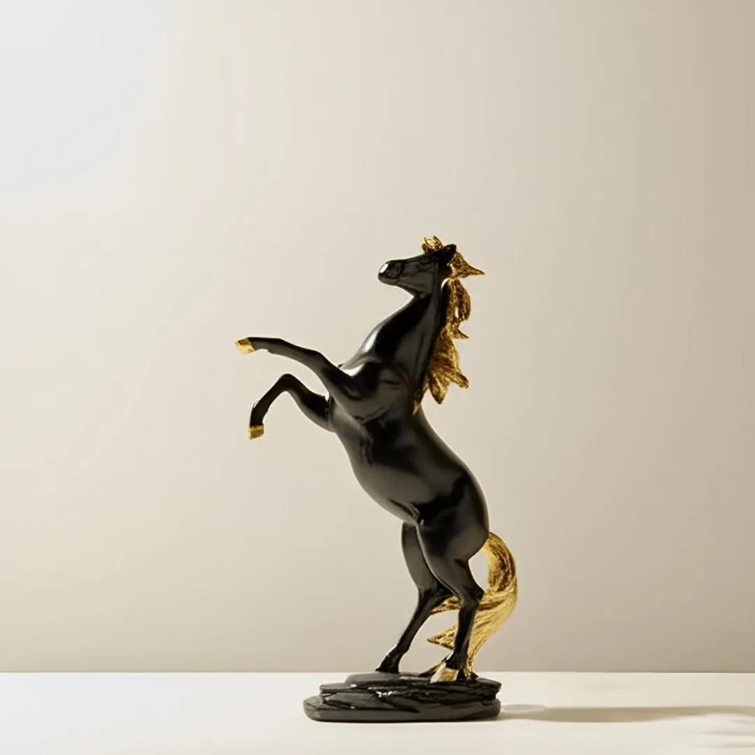 escultura-decorativa-cavalo-em-pe-preto-modernize-foto-escultura-de-cavalo-em-fundo-bege