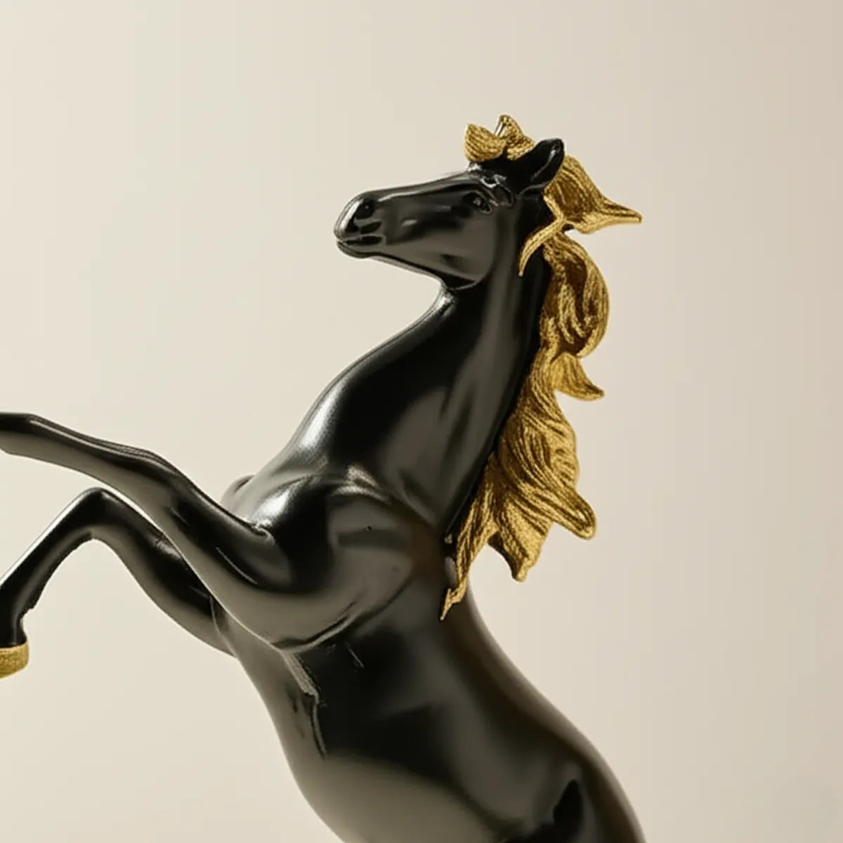 escultura-decorativa-cavalo-em-pe-preto-modernize-foto-zoom-escultura-de-cavalo-em-fundo-bege