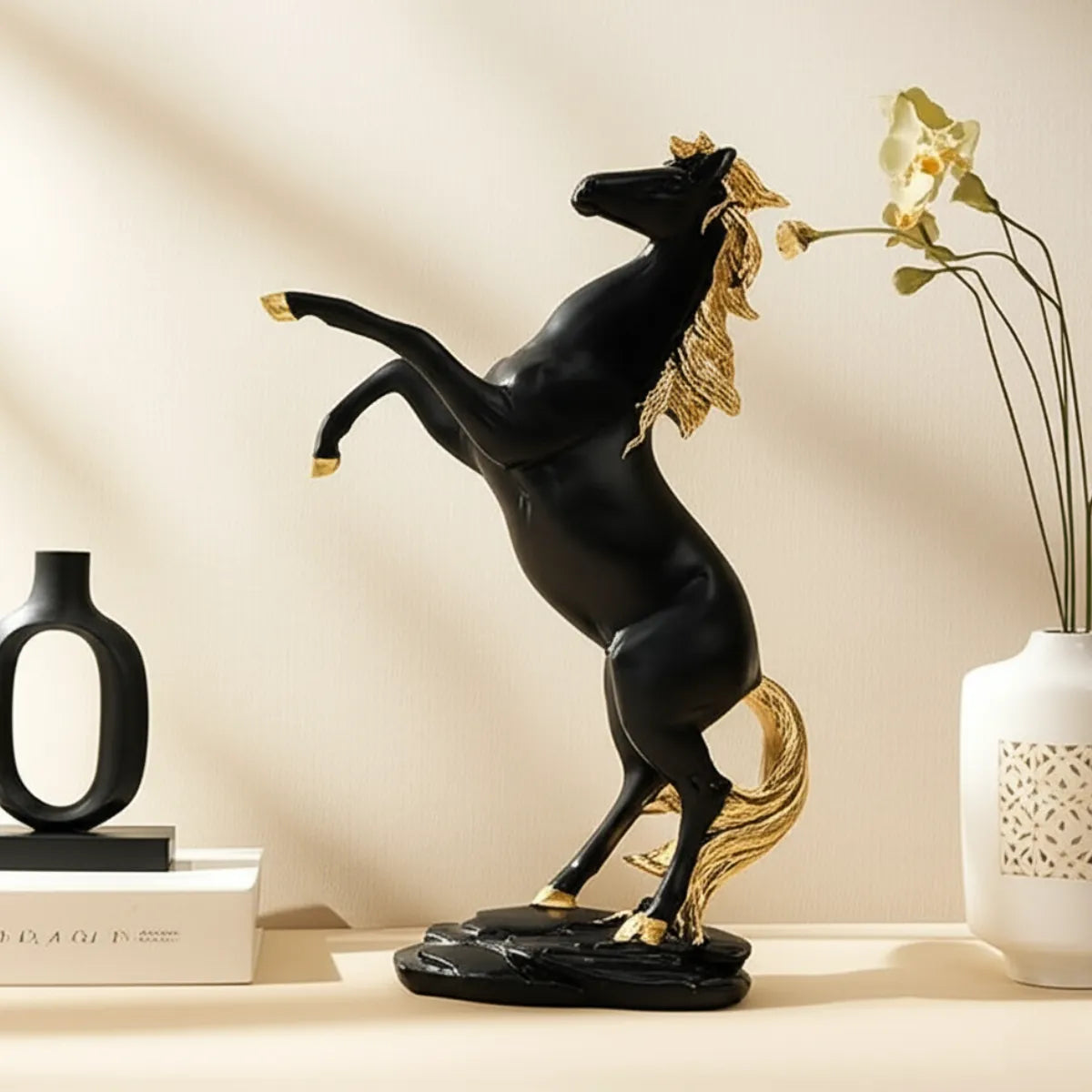escultura-decorativa-cavalo-em-pe-preto-modernize-foto-escultura-de-cavalo-em-mesa-minimalista-decorada