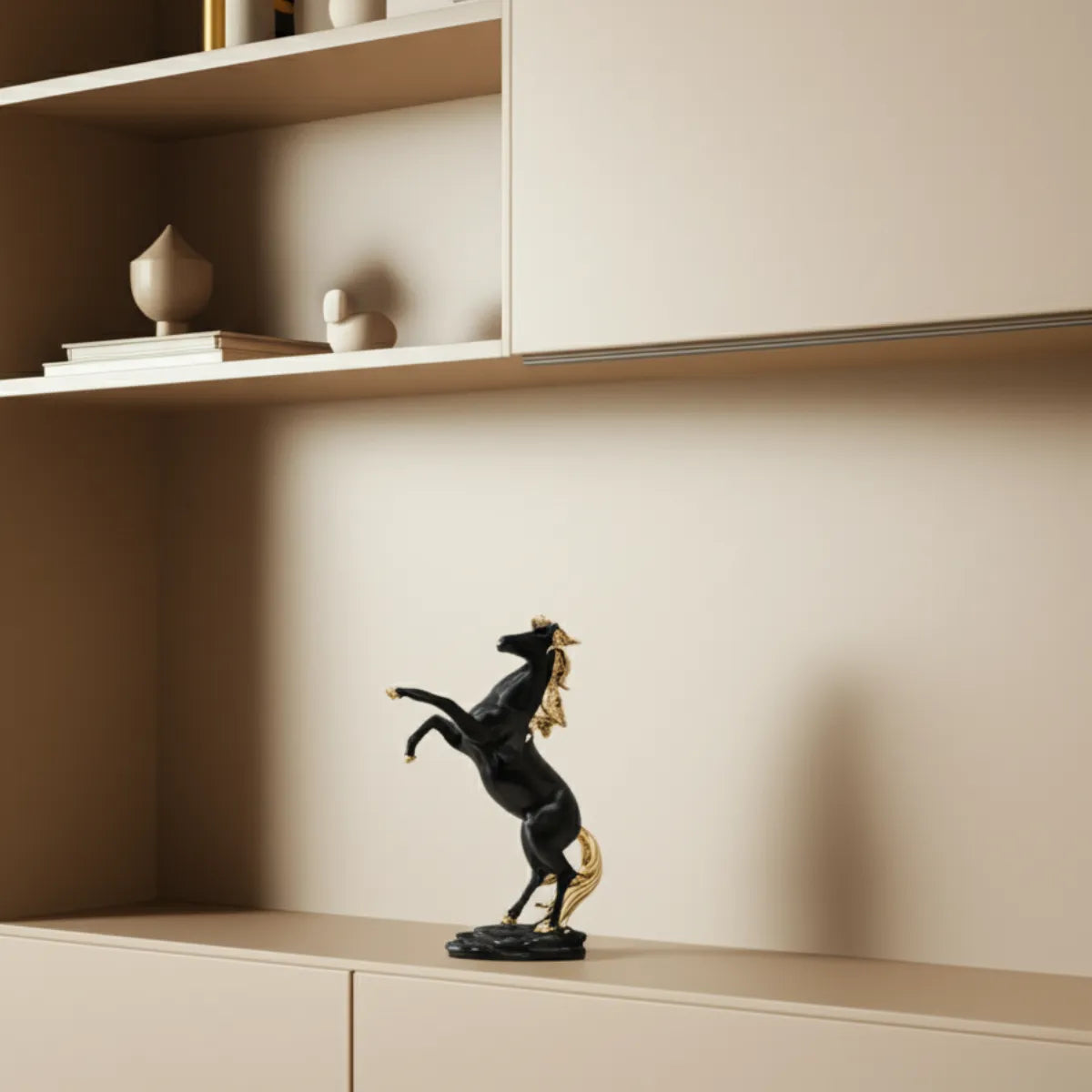 escultura-decorativa-cavalo-em-pe-preto-modernize-foto-escultura-de-cavalo-em-rack-minimalista