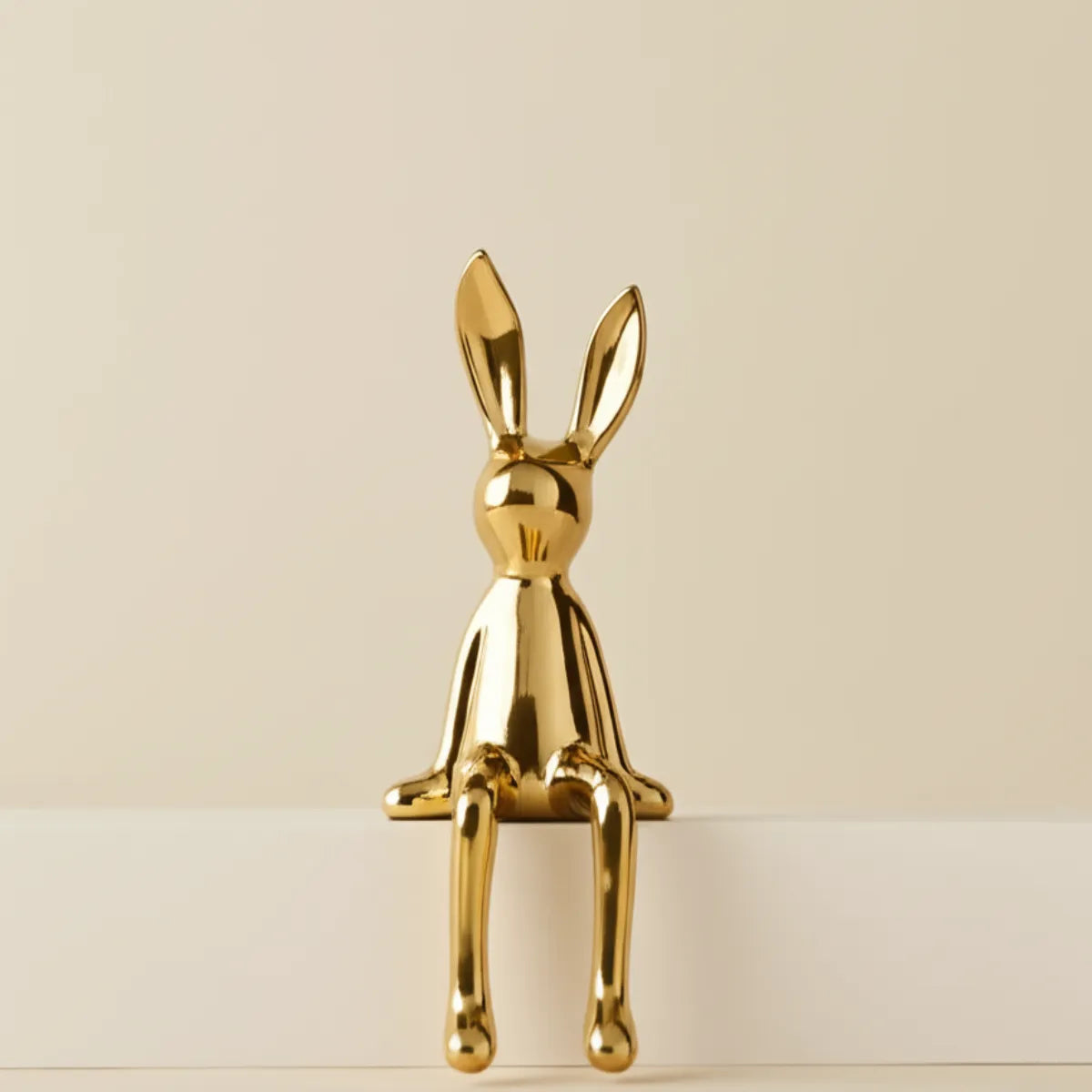 escultura-decorativa-coelho-dourado-modernize-foto-frontal-escultura-de-coelho-em-fundo-bege