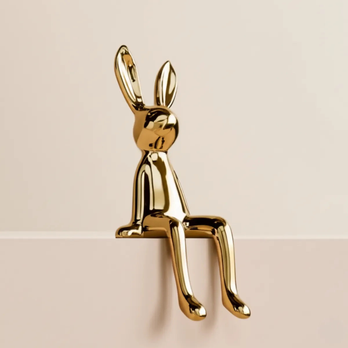 escultura-decorativa-coelho-dourado-modernize-foto-lateral-escultura-de-coelho-em-fundo-bege