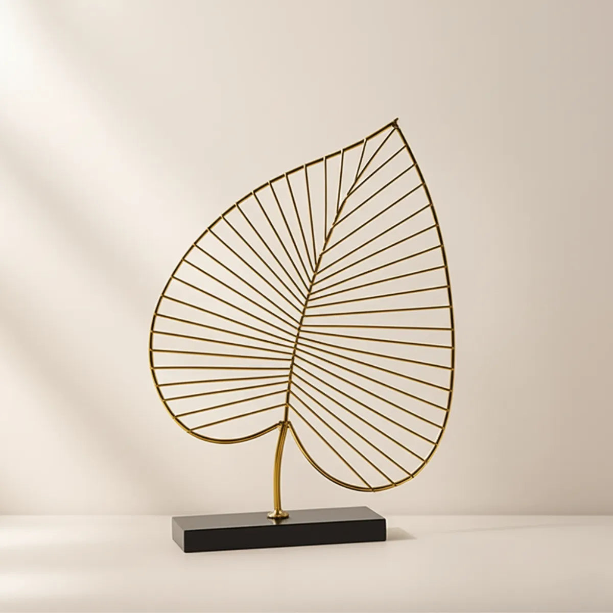 escultura-decorativa-folha-dourada-em-resina-modernize-foto-escultura-em-ambiente-claro-fundo-bege-arejado