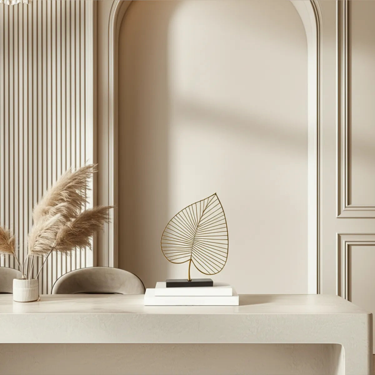 escultura-decorativa-folha-dourada-em-resina-modernize-foto-escultura-em-ambiente-claro-arejado-minimalista