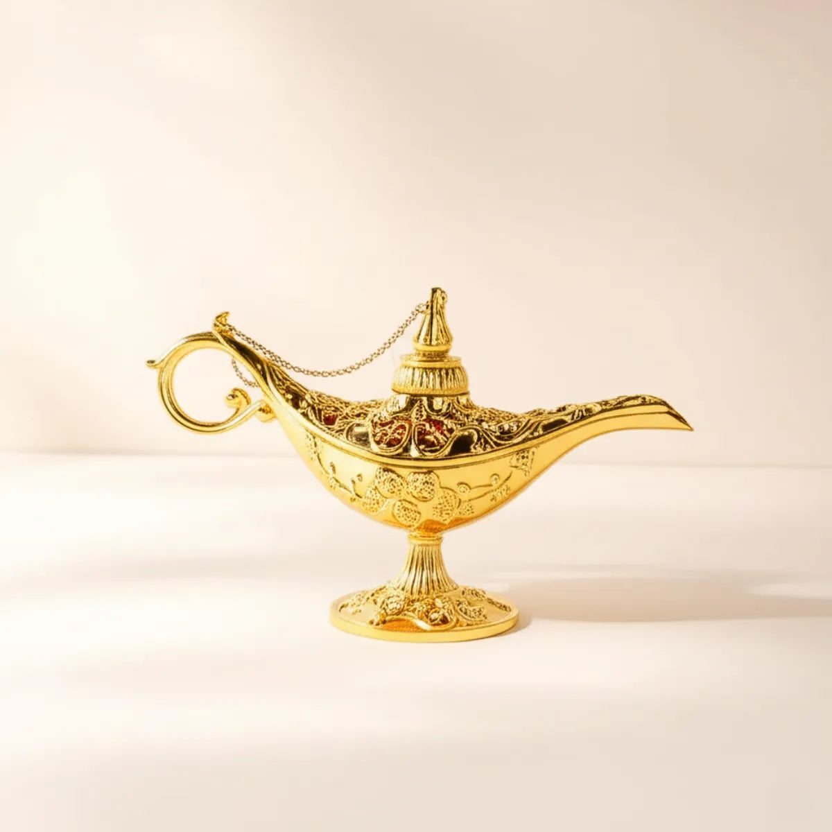 escultura-decorativa-lampada-legend-aladdin-dourado-modernize-foto-escultura-em-ambiente-claro-fundo-bege