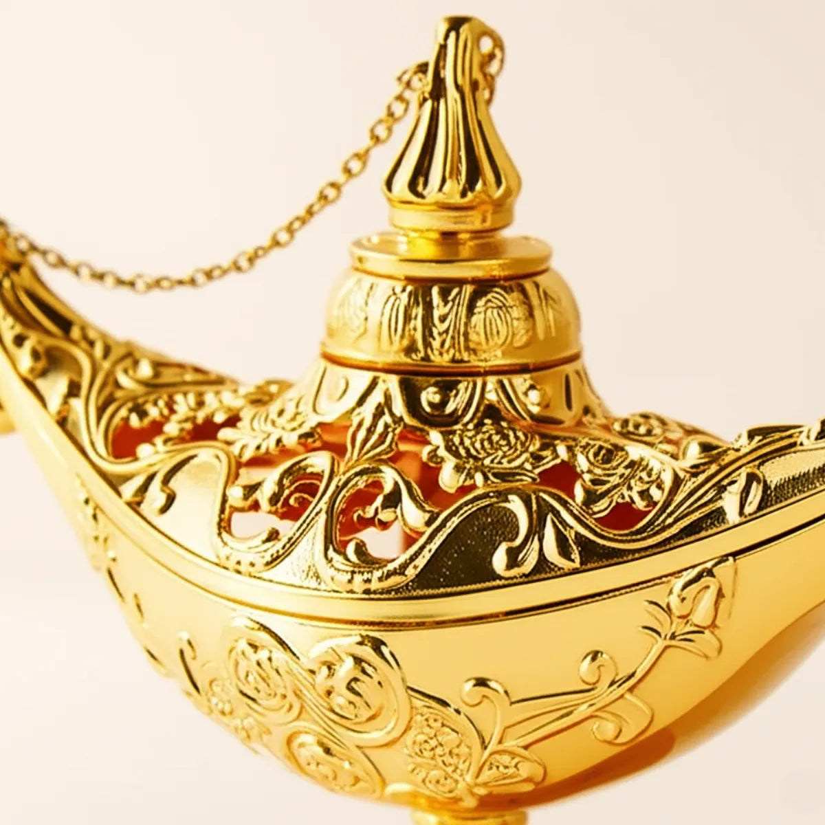 escultura-decorativa-lampada-legend-aladdin-dourado-modernize-foto-detalhe-escultura-em-ambiente-claro-fundo-bege