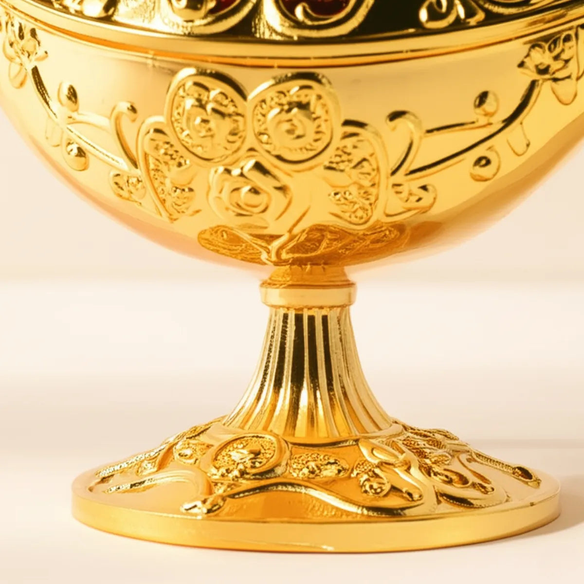 escultura-decorativa-lampada-legend-aladdin-dourado-modernize-foto-detalhe-base-escultura-em-ambiente-claro-fundo-bege
