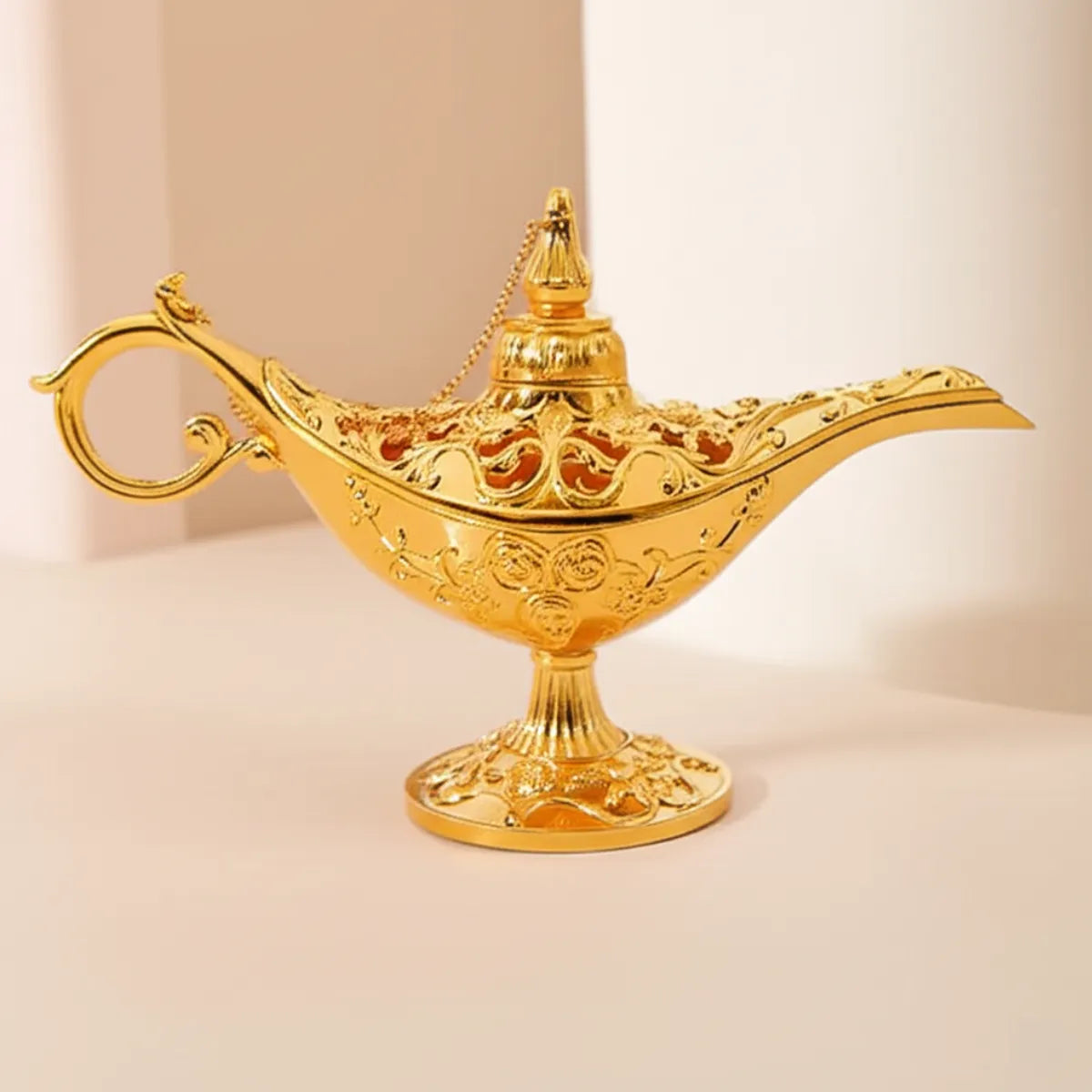 escultura-decorativa-lampada-legend-aladdin-dourado-modernize-foto-detalhe-escultura-em-ambiente-claro-arejado-fundo-bege