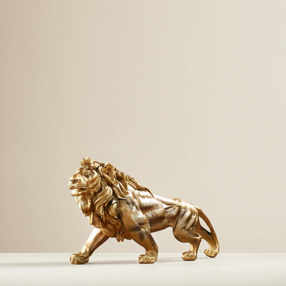 escultura-decorativa-leao-dourado-modernize-foto-lateral-estatua-de-leao-em-fundo-bege