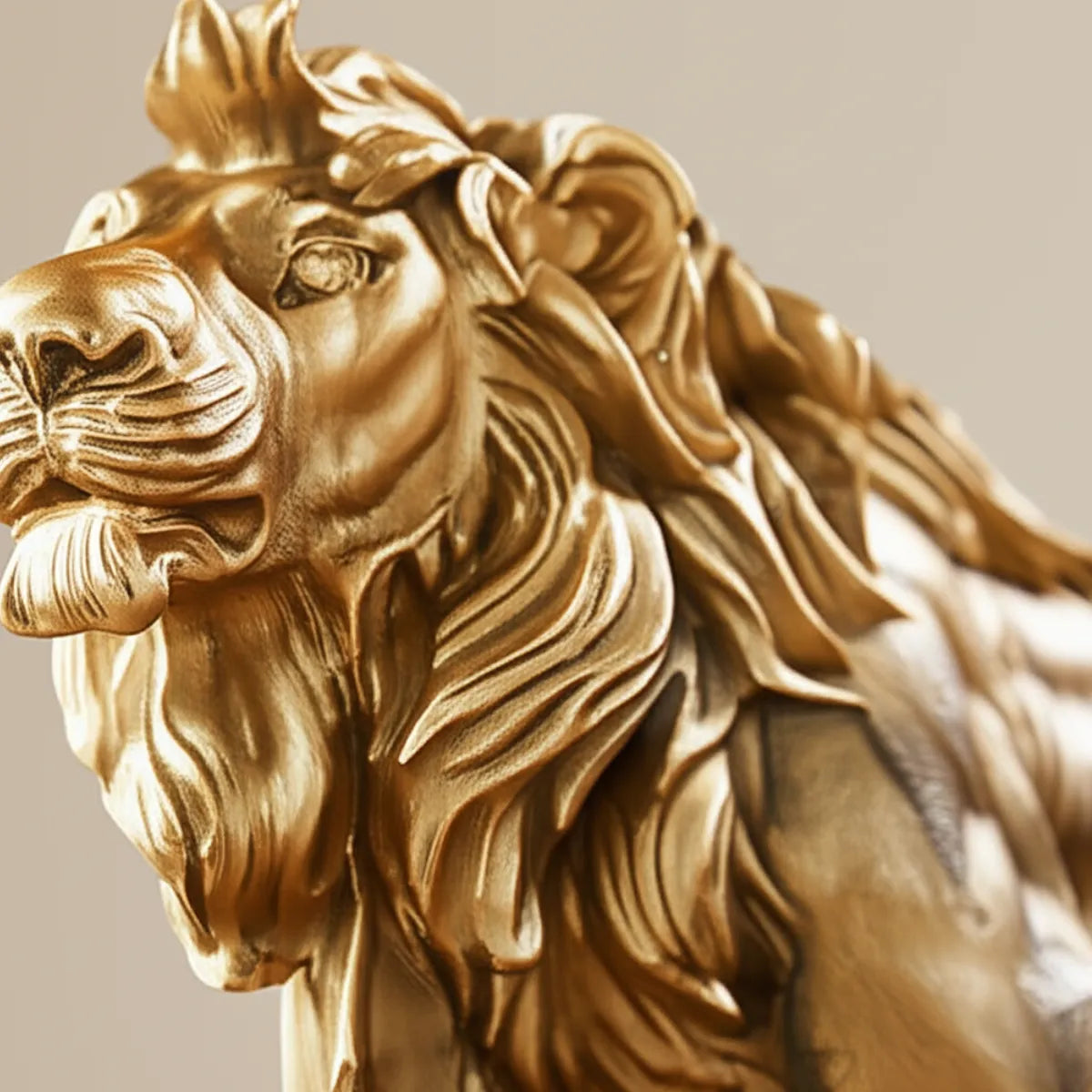 escultura-decorativa-leao-dourado-modernize-foto-lateral-zoom-estatua-de-leao-em-fundo-bege
