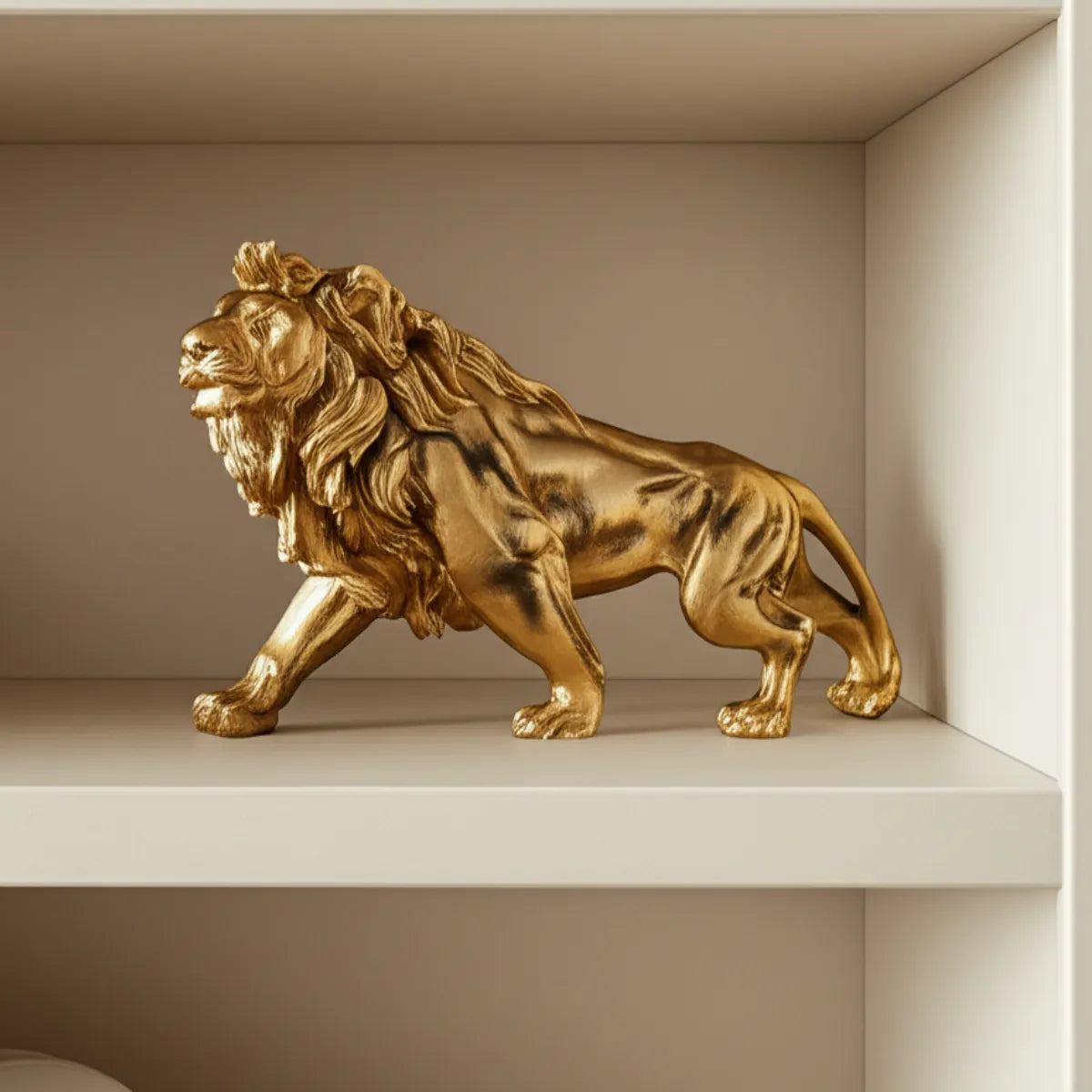 escultura-decorativa-leao-dourado-modernize-foto-lateral-estatua-de-leao-em-estante-bege